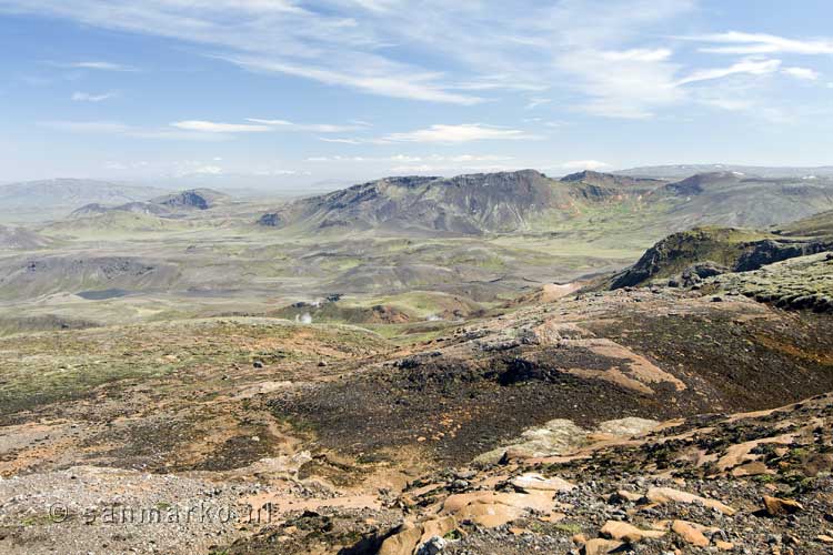 Het uitzicht richting de schitterende natuur van Mosfellsheiði vanaf Hengill