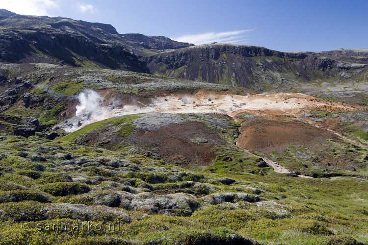 Een fumarole in de schitterende natuur bij Nesjavellir op IJsland