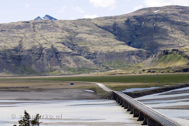 Een lange brug over Jökulsá í Lóni bij Stafafell in IJsland