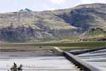 Een lange brug over Jökulsá í Lóni bij Stafafell in IJsland