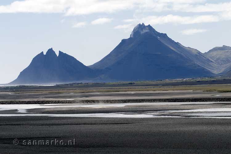 De bergen Almannaskarð en Vestrahorn onderweg van Höfn naar Egilsstaðir