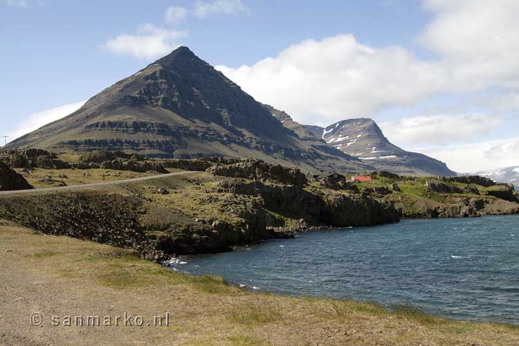 Een schitterend uitzicht op de Búlandstindur bij Djúpivogur in IJsland