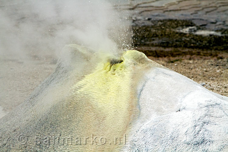 Stoom en kokend water borreld uit deze berg van kalk bij Hveravellir in IJsland