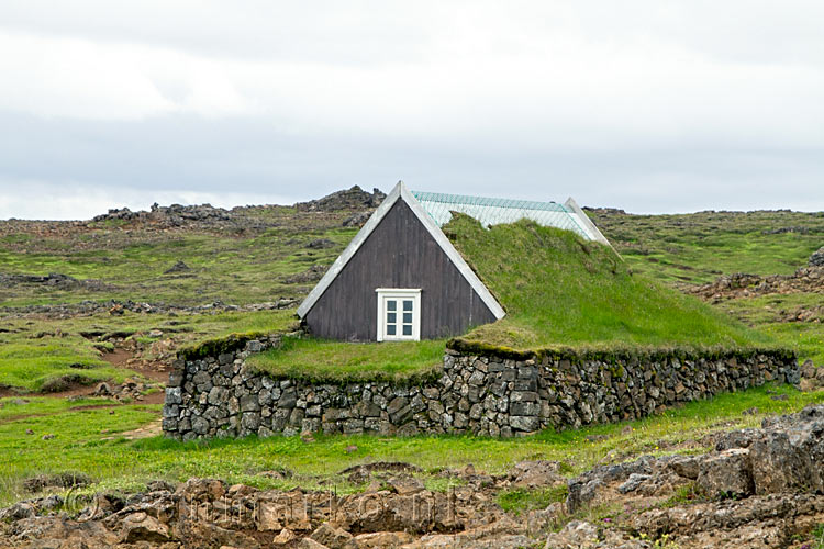 Een oud verlaten huisje langs het wandelpad bij Hveravellir aan de F 35 Kjölur