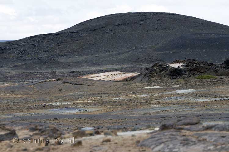 Uitzicht vanaf het wandelpad over Hverir bij Mývatn en Reykjahlíð