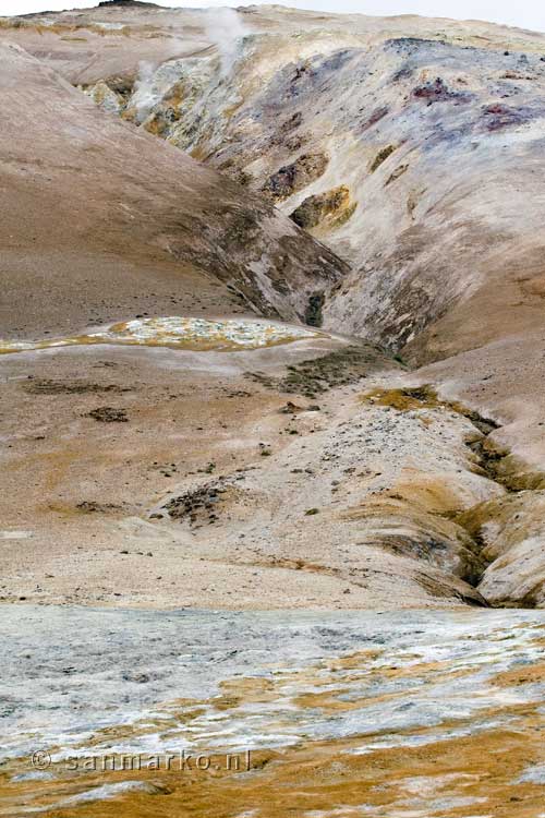 Schitterend gekleurde solfatare op Námafjall bij Hverir in IJsland