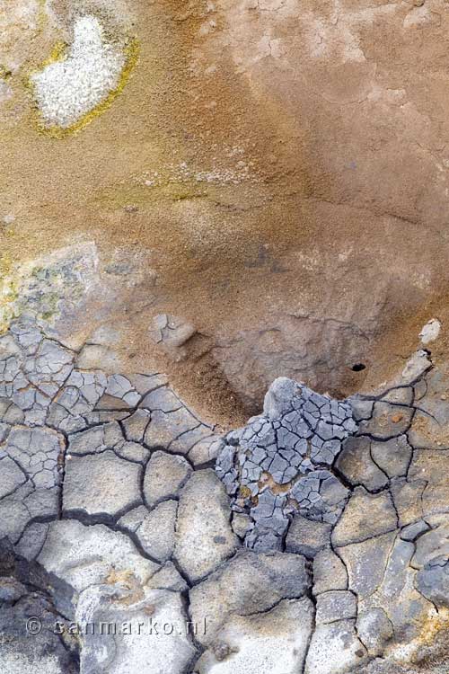 De specatulaire kleuren van de Solfatare in Hverir in IJsland