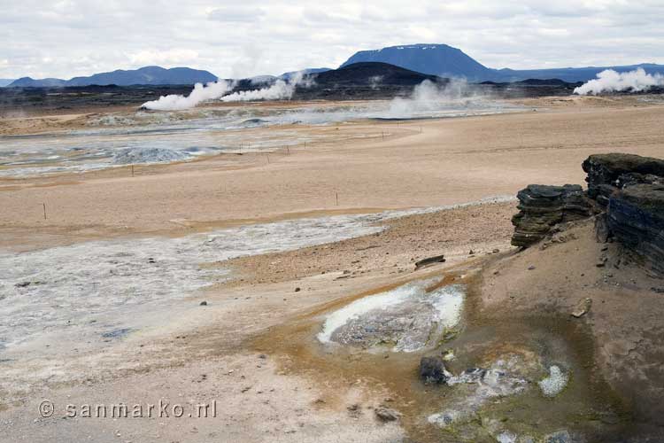 Uitzicht over het solfatare veld van Hverir in het noorden van IJsland