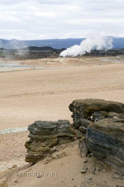 Uitzicht over het landschap van het solfatare veld Hverir in IJsland