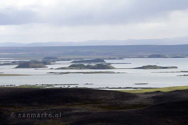 Vanaf het wandelpad uitzicht over het muggenmeer Mývatn in IJsland