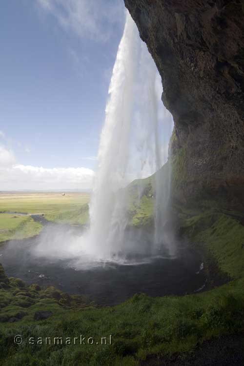De Seljalandsfoss waterval vanaf de achterkant bij Vík in IJsland