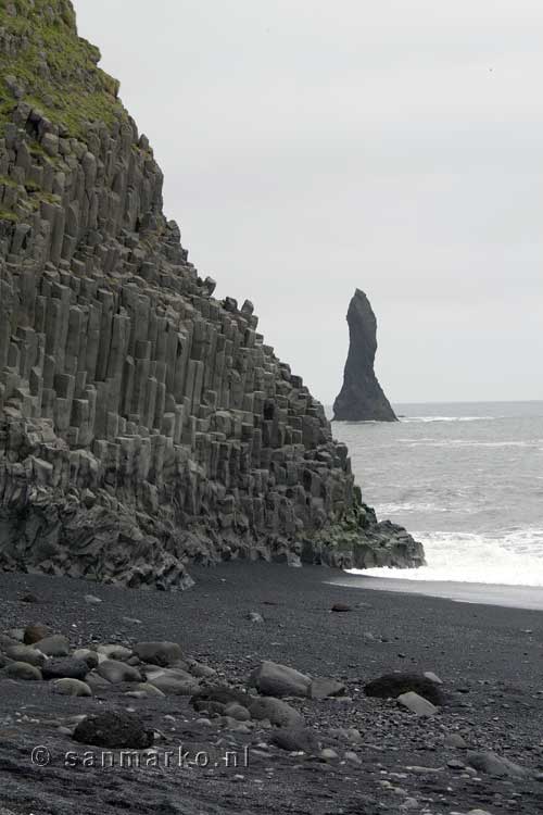 Rotsnaald Reynisdrangar tijdens de wandeling bij Reynisfjarain naar de zee bij Vík