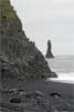 Rotsnaald Reynisdrangar tijdens de wandeling bij Reynisfjarain naar de zee bij Vík