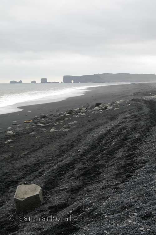 Het strand bij Reynisfjara met Dyrhólaey in de achtergrond