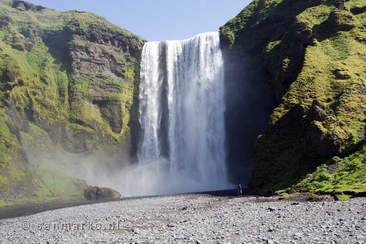 De schitterende Skógafoss waterval bij Skógar in IJsland