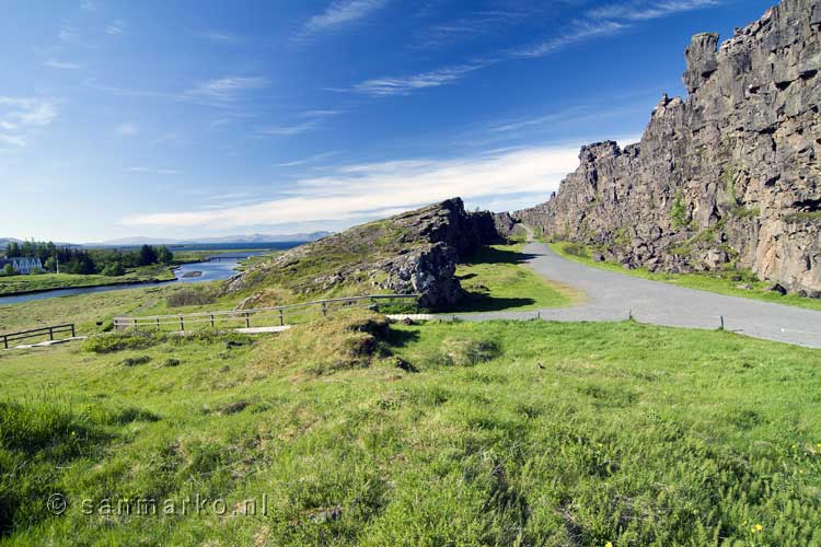 Het wandelpad door het spectaculaire Þingvellir in IJsland