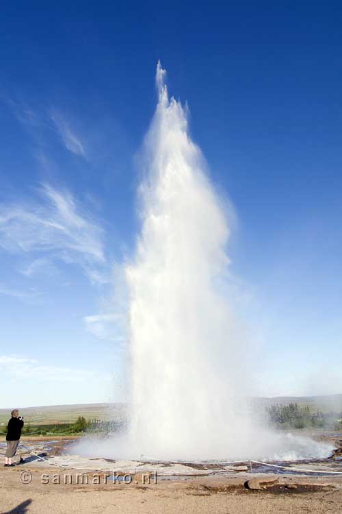 Strokkur geiser op volle hoogte tijdens de uitbarsting bij Geysir in IJsland