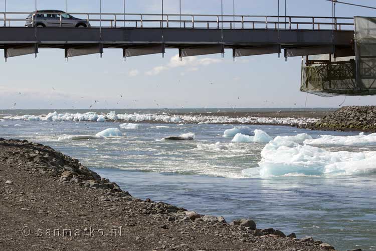 De snelwegbrug over het  Jökulsárlón gletsjermeer in IJsland