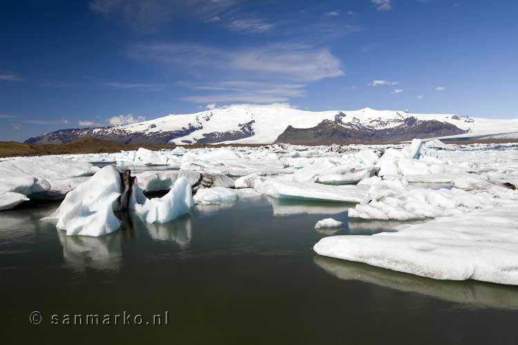 Uitzicht op de Jökulsárlón met Hvannadalshnúkur in de achtergrond