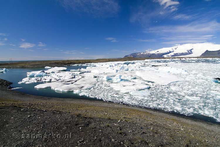 Vanaf de rand van het Jökulsárlón uitzicht op de Öræfajökull in IJsland