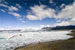 Het uitzicht op Jökulsárlón met in de verte de Breidamerkurjökull 