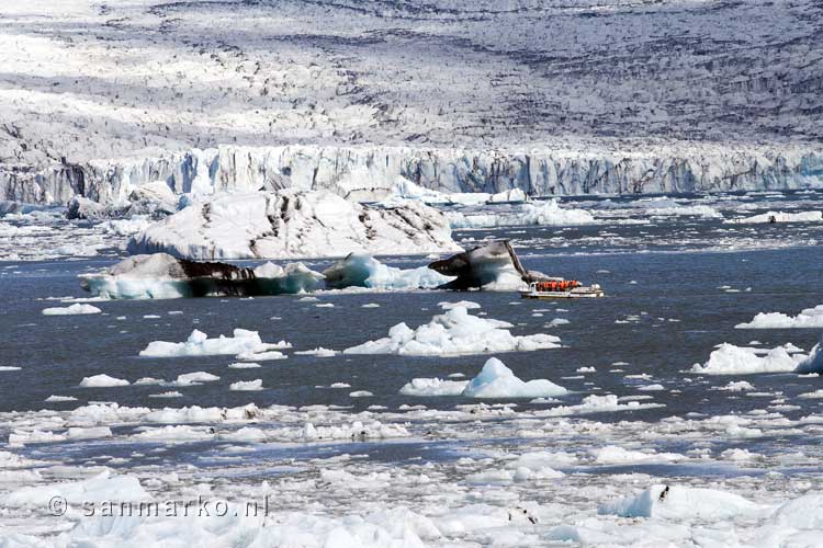 Eén van de vele aangeboden boottochten op Jökulsárlón in IJsland