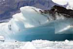 Close-up van één van de vele ijsbergen in het gletsjermeer Jökulsárlón