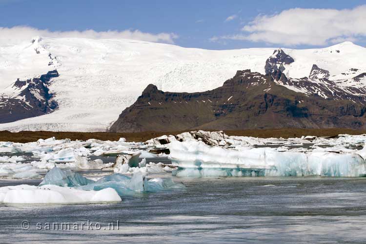 Uitzicht op het gletsjermeer Jökulsárlón met de gletsjer Snæbreið 