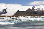 Uitzicht op het gletsjermeer Jökulsárlón met de gletsjer Snæbreið 