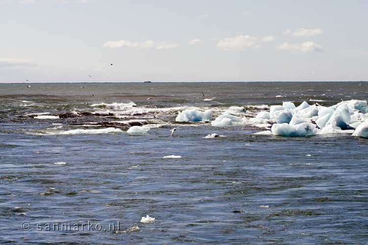 IJsbergen uit het gletsjermeer Jökulsárlón in IJsland drijven de zee in