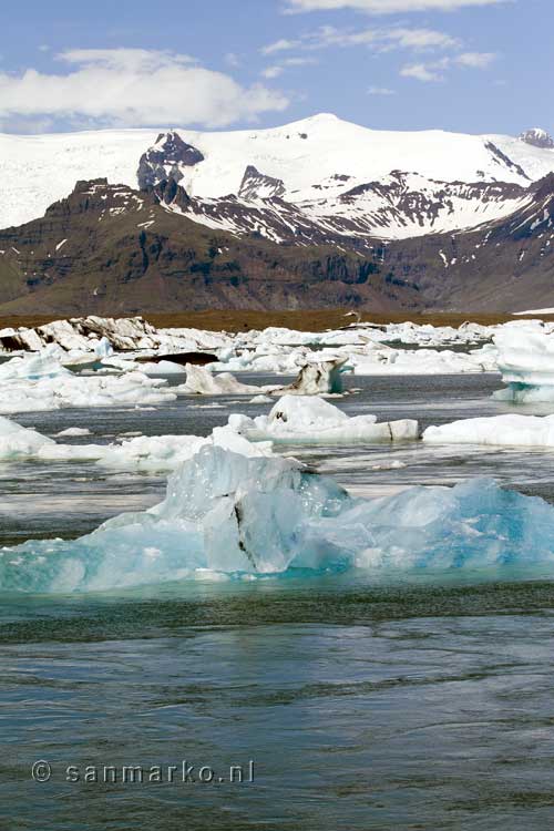 Blauwe ijsberg in het Jökulsárlón met uitzicht op de gletsjer Snæbreið