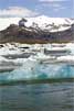 Blauwe ijsberg in het Jökulsárlón met uitzicht op de gletsjer Snæbreið