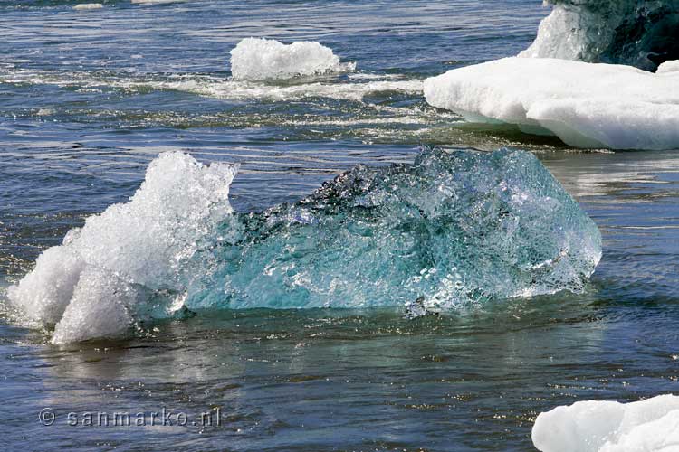 Schitterende blauwe ijsbergen in het gletsjermeer Jökulsárlón in IJsland