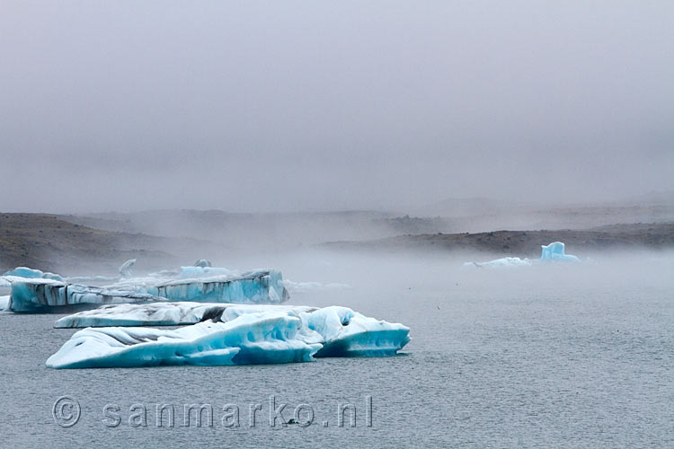 Mist brengt mystiek over het gletsjermeer Jökulsárlón in IJsland