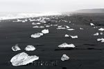 Het strand waar het gletsjermeer Jökulsárlón de zee in stroomt