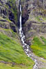 Vanaf de bergen rondom Kaldbaksdalur zien we deze grappige waterval tijdens de wandeling
