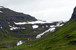 Een schitterend uitzicht over waterval aan het einde van Kaldbaksdalur op de Westfjorden van IJsland