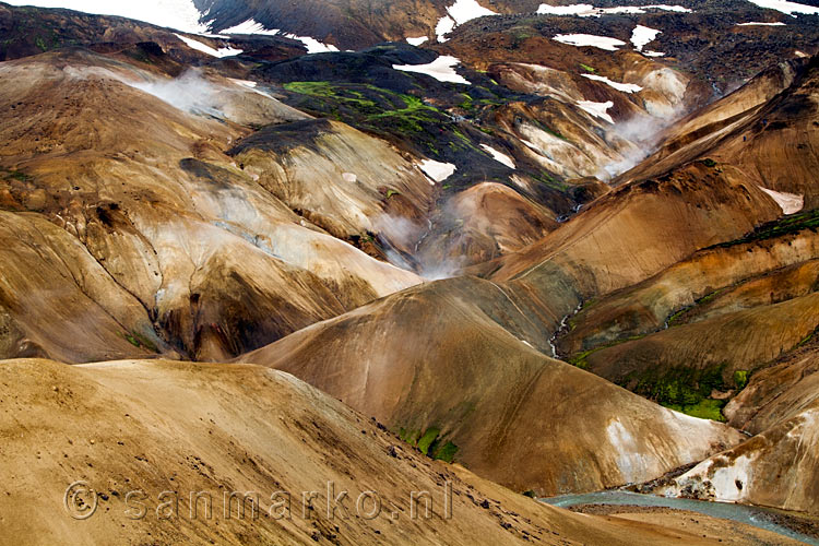 Zwarte lava, gif groen mos, ontelbare kleuren in het landschap van Kerlingarfjöll