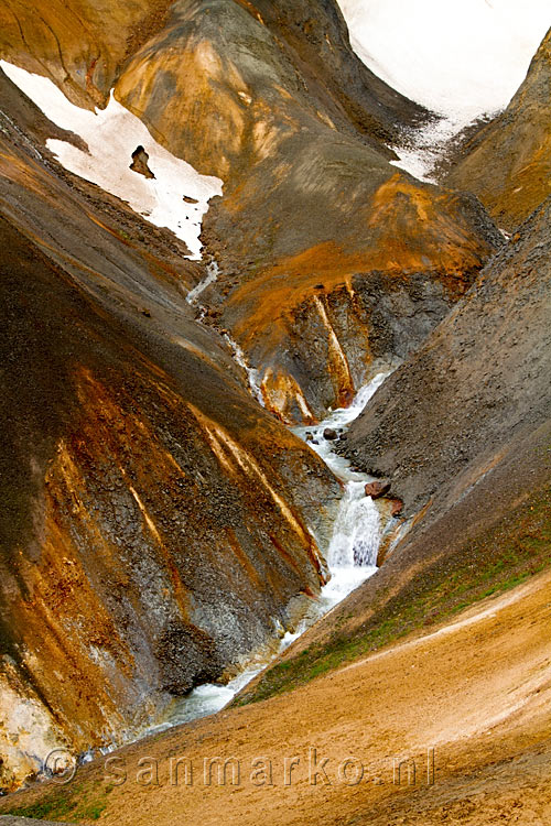 Een klein stroompje door het mooie landschap van Kerlingarfjöll aan de F 35 Kjölur