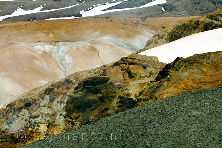 De verschillende soorten ondergrond van Kerlingarfjöll met elk een eigen kleur