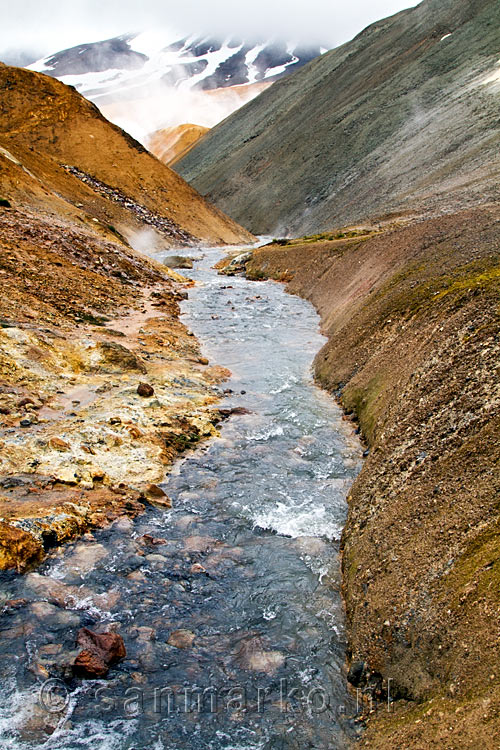 Na een sneeuwstuk moeten we dit riviertje oversteken in Kerlingarfjöll