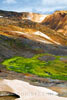 Gif groen mos in contrast met zwarte lava en gele bergen in Kerlingarfjöll