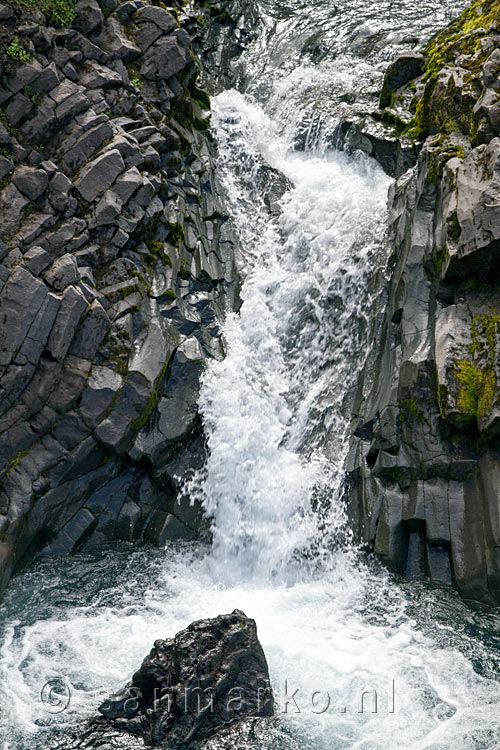 Het hard stromende water in de Klukkufoss Klokwaterval op Snæfellsnes