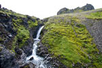 Het contrast van groen en zwart bij de Klukkufoss Klokwaterval op IJsland
