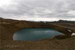 Het blauwe kratermeer Víti bij Mývatn in IJsland