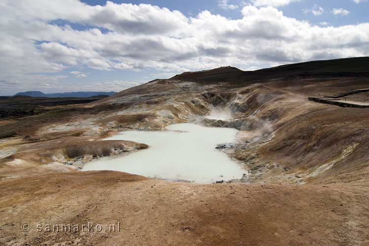 Uitzicht over een wit meer in Leirhnjúkur bij Mývatn en Reykjahlíð