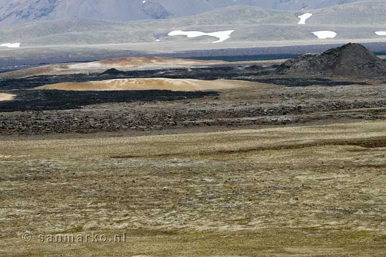 De lavastromen in verschillende leeftijden in Leirhnjúkur in IJsland