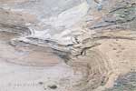 Schitterende gestolde modder lagen in Leirhnjúkur bij Mývatn