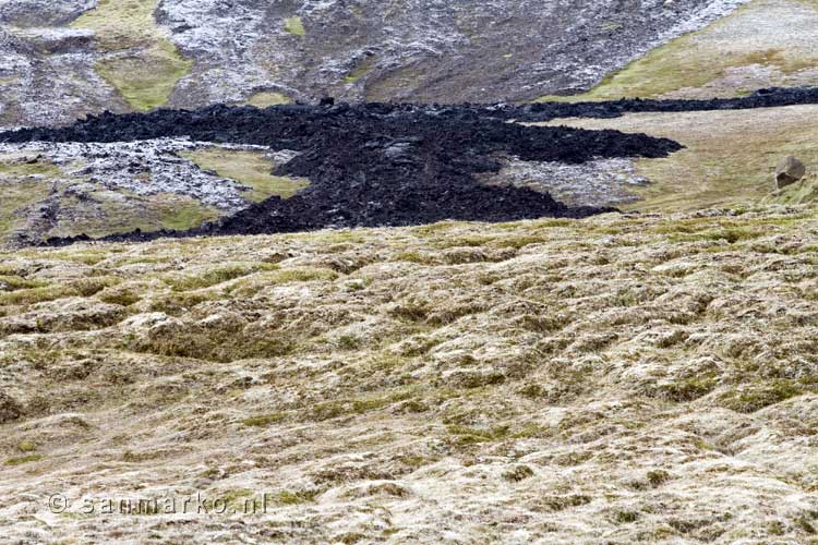 Oude en nieuwe (zwart) lava stromen in Leirhnjúkur in IJsland
