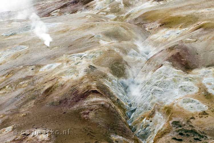 Zwavelafzetting op lava in het solfatare in Leirhnjúkur in IJsland